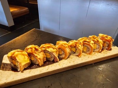 Salmon Engawa Roll (แซลมอน เอ็งกาวะ โรล)