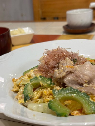 ชุดเทโชกุผัดมะระโอกินาว่า