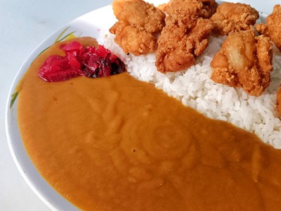 ข้าวหน้าแกงกะหรี่ไก่ทอด