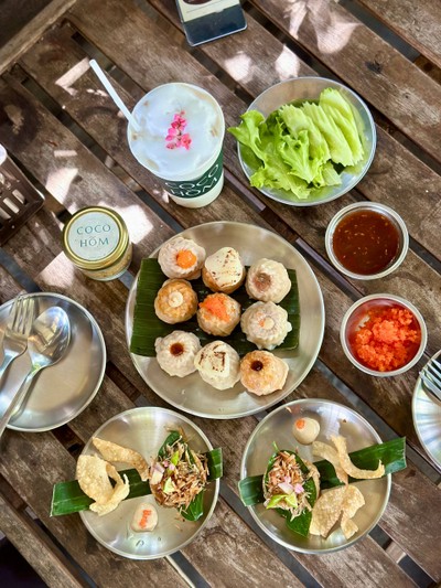 กินก้ำกึ่งมื้ออาหาร ก้ำกึ่งอาหารว่างนะสำหรับร้านนี้
