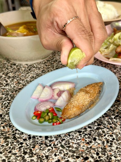 “ยำปลาเค็ม” มีน้ำตาลทรายโรยบนปลาเค็ม แปลกไม่เหมือนใครดี