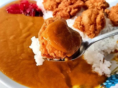 ข้าวหน้าแกงกะหรี่ไก่ทอด