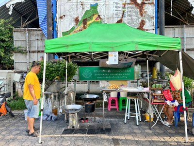 ร้านปาท่องโก๋เตาถ่านข้างทาง ตรงสวนหย่อมไม่ไกลจากโรงแรม