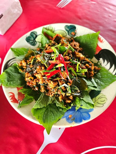 หมูผัดใบยี่หร่า