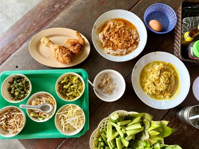 สั่งมากินเลย 2 น้ำยา ไก่ทอด ไข่ต้ม ขนมหวานเอามาให้ครบ
