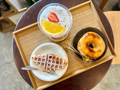 ขนม 2 ชิ้น กับน้ำชาใสๆแก้วนึง แนะนำเลยให้ลองโดนัทของร้านนี้