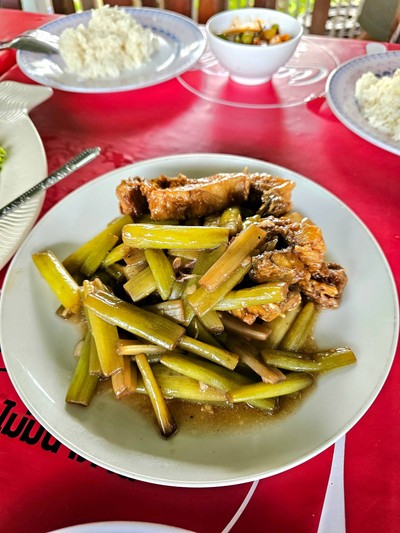 ผัดสายบัวปลากระพง