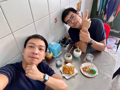 ไอติมคนละโอ่งกับของทอดเป็นของว่างตอนบ่ายร้อนๆที่ดีมากเลย
