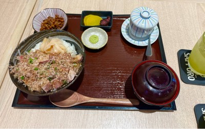 ข้าวหน้าสเต๊กฮงมากุโระ ราดซอสกระเทียม