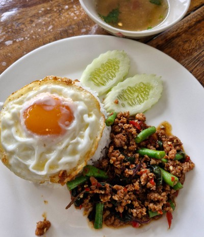 กระเพราเนื้อไข่ดาว