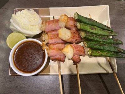 โมจิเบคอนและกระเจี๊ยบย่าง