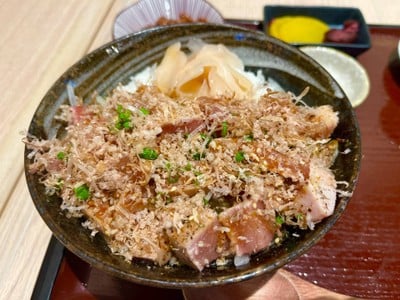 ข้าวหน้าสเต๊กฮงมากุโระ ราดซอสกระเทียม