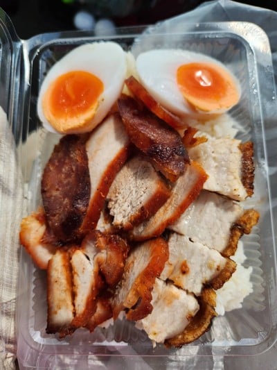 ข้าวหมูแดง+หมูกรอบ+กุนเชียง+ไข่มะตูม