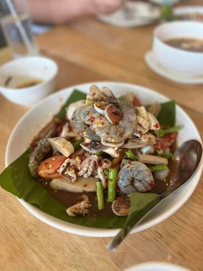 หน้าร้าน แรดแซ่บนัว สาขาลพบุรี