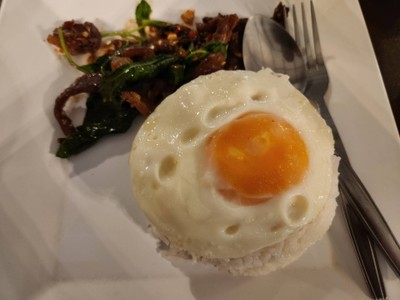 ข้าวกระเพราเนื้อไข่ดาว