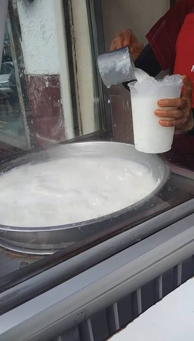 นมสดเย็นใส่แก้ว