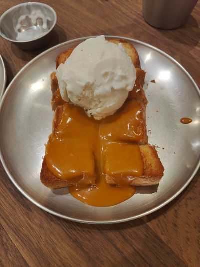 ขนมปังปิ้งชาไทย + ไอศครีมกะทิ