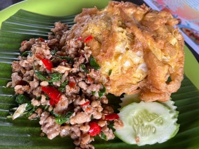 ข้าวกระเพราหมูสับไข่เจียว