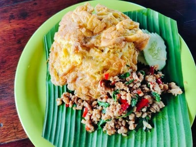 ข้าวกระเพราหมูสับไข่เจียว