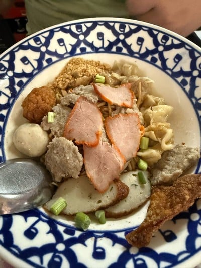 บะหมี่เกี๊ยวแห้งยำ