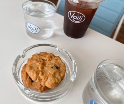 Macadamia choc-chunk cookies