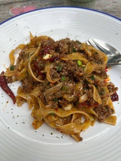 พาสต้าเส้นแบน ซอสหม่าล่าไก่