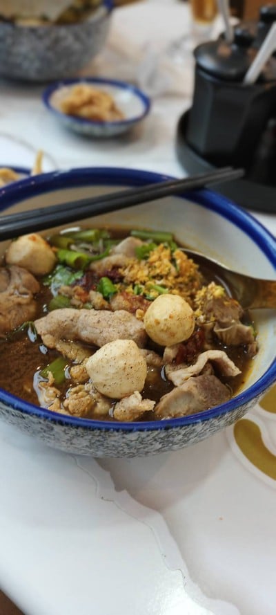 เทพเจ้าเพอร์ซีอุส ตำนานก๋วยเตี๋ยวเรือแห่งลุ่มแม่น้ำแยงซีเกียงและกษัตริย์แห่งอาณาจักรทั้งเจ็ด ซีคอน ศรีนครินทร์