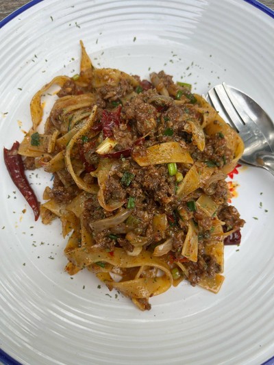 พาสต้าเส้นแบน ซอสหม่าล่าไก่