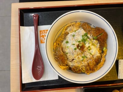 คัดสึด้งไก่ราดข้าว
