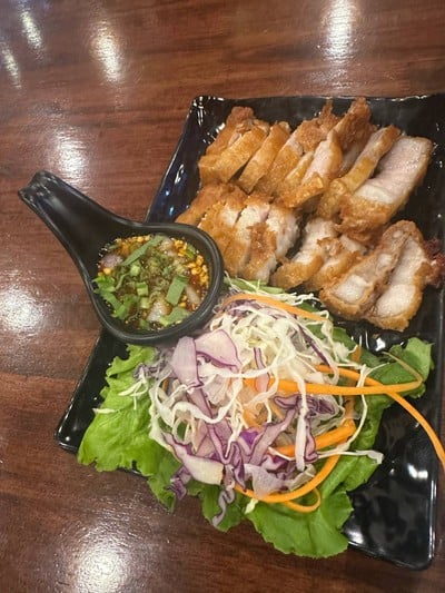 สามชั้นจิ้มแจ่ว