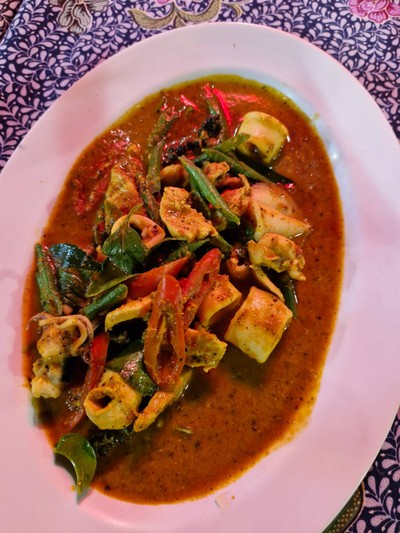 หมึกผัดเครื่องแกง