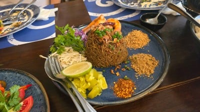ผัดหมี่โบราณกุ้งทอดคลุกซอสมะขาม