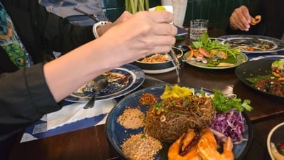 ผัดหมี่โบราณกุ้งทอดคลุกซอสมะขาม