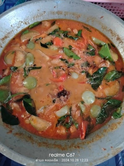 แกงเผ็ดหมูใส่มะเขือ