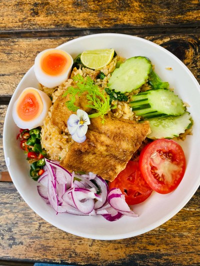 ข้าวผัดปลาเค็มปาเทร้าท์ทอดกรอบ