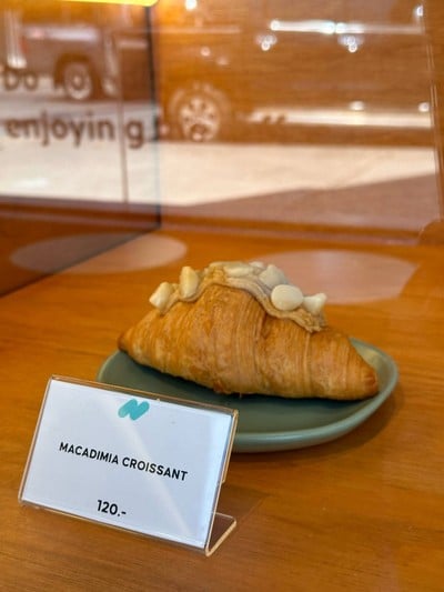 Macadamia croissant