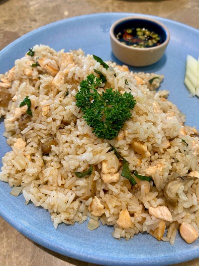 ข้าวผัดแซลมอน