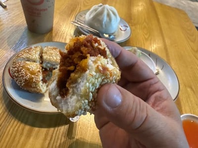 ซาลาเปาทอดไส้หมูแดง