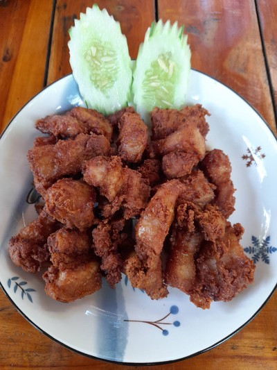 สามชั้นทอดน้ำปลา