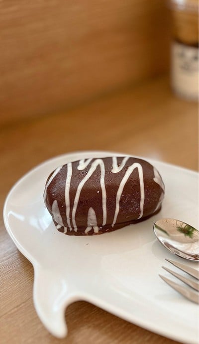 🍩 Chocolate Cream Filled Long John. (Price 55 Baht.)