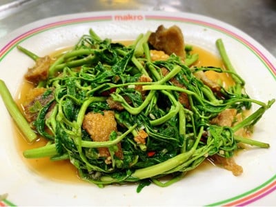 ผัดผักกระเฉดหมูกรอบ