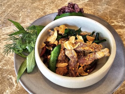 คอหมูทอดคลุกฝุ่น