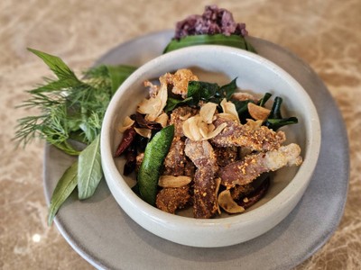 คอหมูทอดคลุกฝุ่น