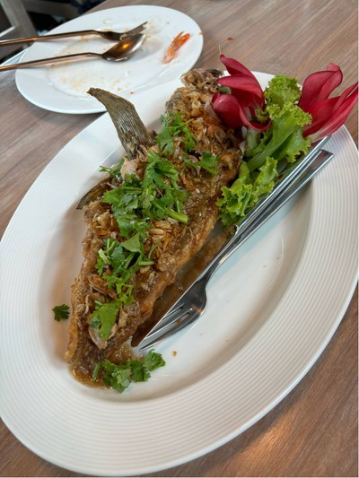 ปลาเก๋าทอดกระเทียม