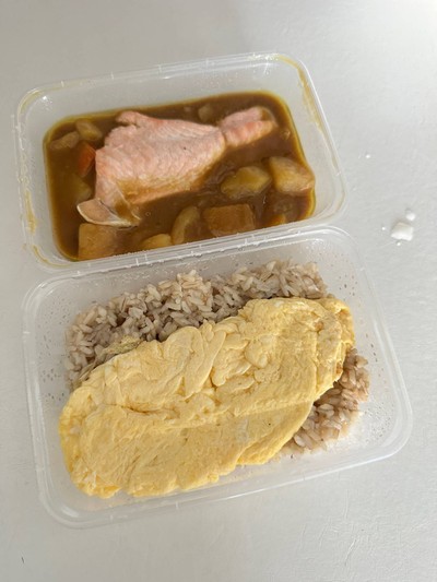 ข้าวกล้องไข่ข้นแกงกะหรี่ญี่ปุ่นแซลมอนย่าง