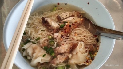 บะหมี่เกี๊ยวหมูกรอบ