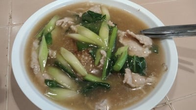 เส้นหมี่ราดหน้าหมู