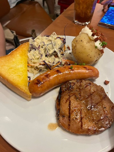 สเต็กหมูพริกไทยดำและไส้กรอกหมูรมควัน