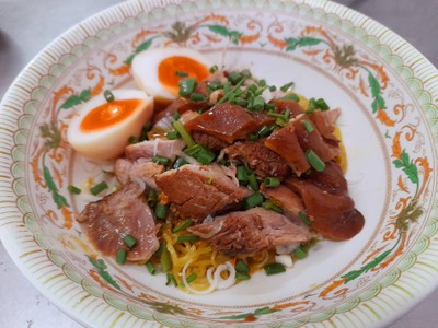 ก๋วยเตี๋ยวแห้งขาหมู