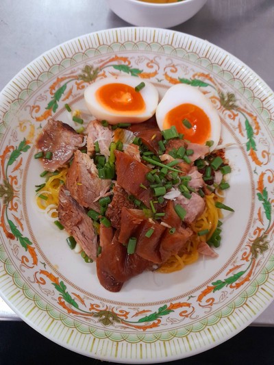ก๋วยเตี๋ยวแห้งขาหมู
